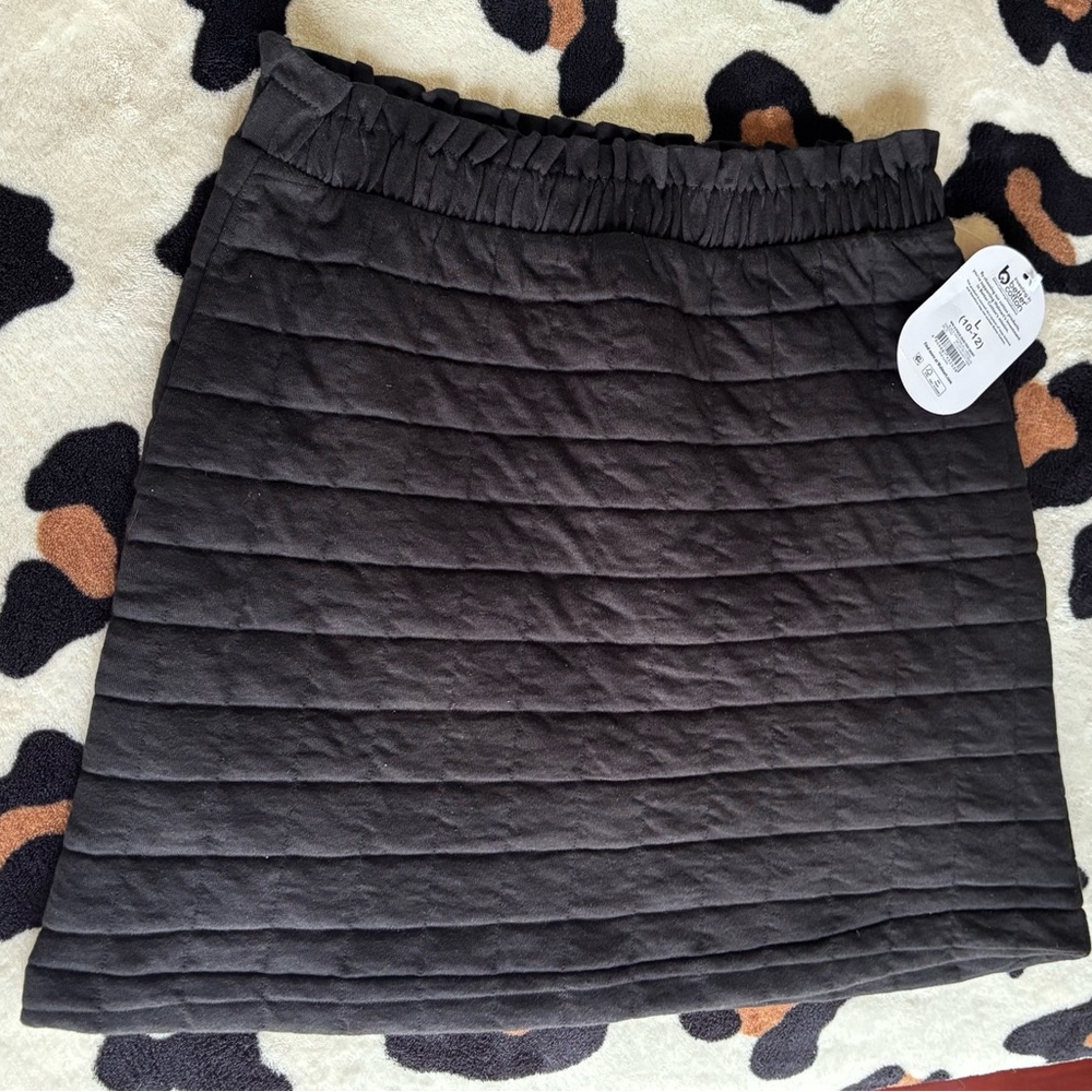 Women’s soft stretchy quilted black mini Skirt, size L, BNWT